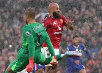 Robert Sanchez (jersey hijau) catat rekor memalukan usai dapat kartu merah tercepat di sejarah Chelsea. Kekalahan 2-1 dari Man United bikin The Blues makin terpuruk. (Getty Images Sprot)