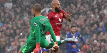 Robert Sanchez (jersey hijau) catat rekor memalukan usai dapat kartu merah tercepat di sejarah Chelsea. Kekalahan 2-1 dari Man United bikin The Blues makin terpuruk. (Getty Images Sprot)
