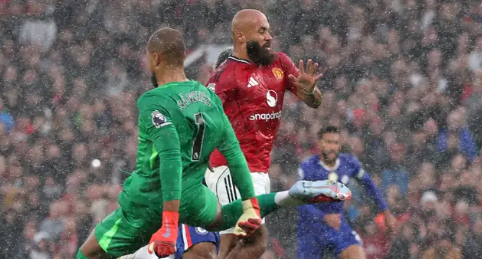 Robert Sanchez (jersey hijau) catat rekor memalukan usai dapat kartu merah tercepat di sejarah Chelsea. Kekalahan 2-1 dari Man United bikin The Blues makin terpuruk. (Getty Images Sprot)