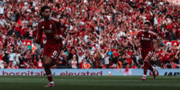 Gelandang Liverpool Dominik Szoboszlai (kiri) berselebrasi seusai mencetak gol tendangan bebas ke gawang Arsenal dalam laga lanjutan Liga Inggris di Stadion Anfield, Liverpool, Inggris, Minggu (31/8/2025) waktu setempat. X/@LFC