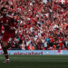 Gelandang Liverpool Dominik Szoboszlai (kiri) berselebrasi seusai mencetak gol tendangan bebas ke gawang Arsenal dalam laga lanjutan Liga Inggris di Stadion Anfield, Liverpool, Inggris, Minggu (31/8/2025) waktu setempat. X/@LFC
