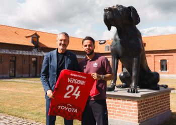 Presiden Lille OSC, Olivier Letang, memberikan sambutan hangat kepada Calvin Verdonk setelah bek Timnas Indonesia tersebut diresmikan sebagai klub Liga Perancis tersebut pada Senin (1/9/2025).(LILLE OSC)