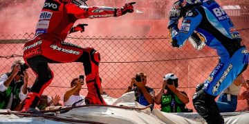 Marc Marquez (Ducati Lenovo) dan Alex Marquez (BK8 Gresini Racing) merayakan hasil finis posisi 1-2 usai balapan MotoGP Catalunya 2025, Minggu, 7 September 2025. (MOTOGP.COM)