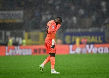 AC Milan tengah berada dalam mode siaga karena salah satu rivalnya di Liga Italia tertarik memboyong Mike Maignan. (GABRIEL BOUYS/AFP)