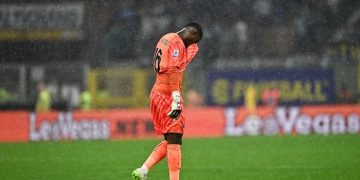 AC Milan tengah berada dalam mode siaga karena salah satu rivalnya di Liga Italia tertarik memboyong Mike Maignan. (GABRIEL BOUYS/AFP)