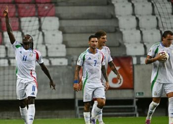 Timnas Italia butuh keajaiban untuk lolos otomatis ke Piala Dunia 2026 karena jarak yang terlampau jauh dengan Norwegia di klasemen. (ATTILA KISBENEDEK/ AFP)