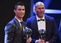 Zinedine Zidane (kanan) mengungkapkan keinginannya turun gunung dan menyebut satu tim yang ingin dilatihnya. (BEN STANSALL/AFP)