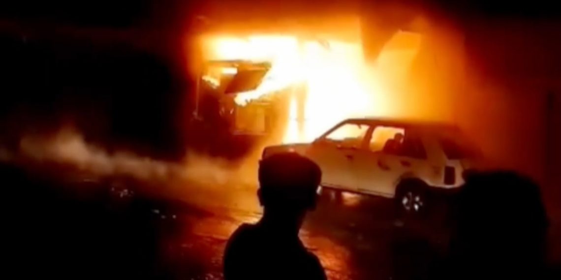 Sebuah pom mini di Ngamprah, Kabupaten Bandung Barat, meledak saat pengisian stok BBM. Ledakan disertai kebakaran hebat menghanguskan satu mobil dan melukai empat orang, satu di antaranya kritis. (Uby/pasjabar)