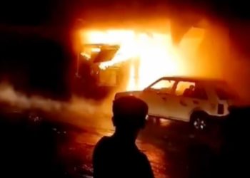 Sebuah pom mini di Ngamprah, Kabupaten Bandung Barat, meledak saat pengisian stok BBM. Ledakan disertai kebakaran hebat menghanguskan satu mobil dan melukai empat orang, satu di antaranya kritis. (Uby/pasjabar)