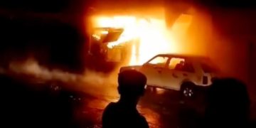 Sebuah pom mini di Ngamprah, Kabupaten Bandung Barat, meledak saat pengisian stok BBM. Ledakan disertai kebakaran hebat menghanguskan satu mobil dan melukai empat orang, satu di antaranya kritis. (Uby/pasjabar)