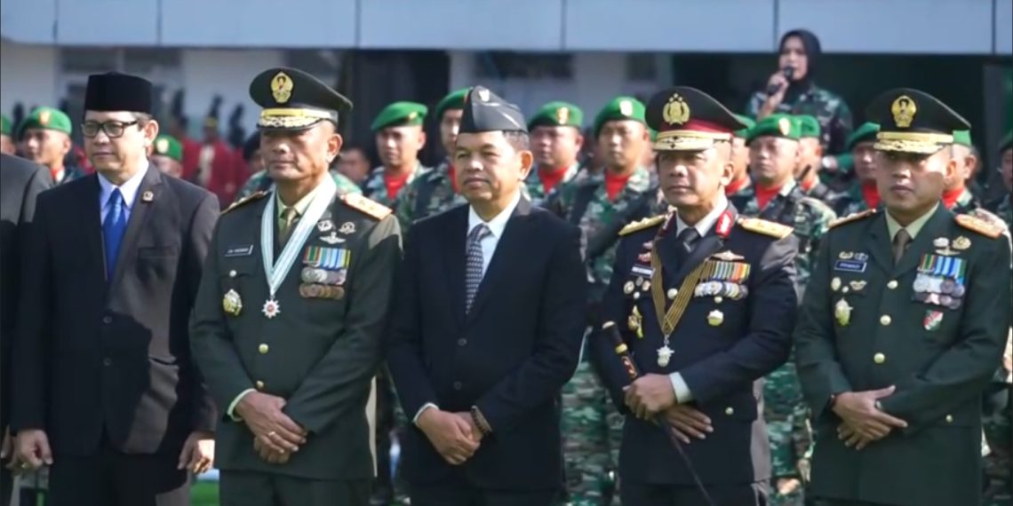 Gubernur Jawa Barat Dedi Mulyadi menegaskan NKRI hanya bisa kuat jika TNI dan rakyat bersatu. Pesan ini disampaikan saat peringatan HUT TNI ke-80 di Kodam III Siliwangi, Bandung. (foto: Uby/pasjabar)