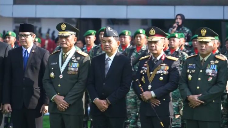 Gubernur Jawa Barat Dedi Mulyadi menegaskan NKRI hanya bisa kuat jika TNI dan rakyat bersatu. Pesan ini disampaikan saat peringatan HUT TNI ke-80 di Kodam III Siliwangi, Bandung. (foto: Uby/pasjabar)