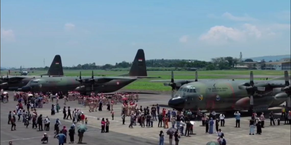 Ribuan warga padati Lanud Husein Bandung untuk melihat pesawat TNI AU di HUT TNI ke-80. Antusias warga tinggi, bisa foto bareng pilot dan pesawat tempur. (Uby/pasjabar)