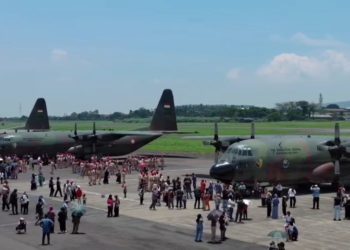 Ribuan warga padati Lanud Husein Bandung untuk melihat pesawat TNI AU di HUT TNI ke-80. Antusias warga tinggi, bisa foto bareng pilot dan pesawat tempur. (Uby/pasjabar)