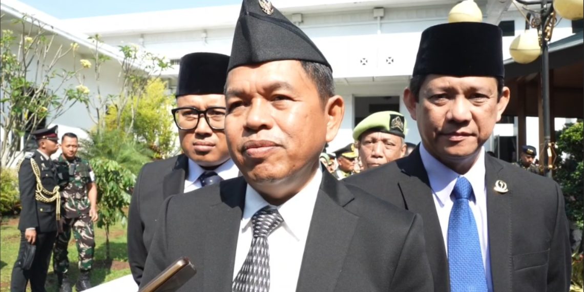 Gubernur Jawa Barat Dedi Mulyadi membuka pos pengaduan masyarakat di Gedung Sate dan meluncurkan gerakan sumbangan sukarela Rp1.000 untuk bantu warga sakit, anak putus sekolah, dan layanan hukum gratis. (foto: Uby/pasjabar)