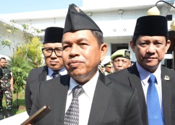 Gubernur Jawa Barat Dedi Mulyadi membuka pos pengaduan masyarakat di Gedung Sate dan meluncurkan gerakan sumbangan sukarela Rp1.000 untuk bantu warga sakit, anak putus sekolah, dan layanan hukum gratis. (foto: Uby/pasjabar)