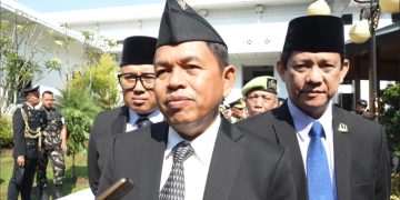 Gubernur Jawa Barat Dedi Mulyadi membuka pos pengaduan masyarakat di Gedung Sate dan meluncurkan gerakan sumbangan sukarela Rp1.000 untuk bantu warga sakit, anak putus sekolah, dan layanan hukum gratis. (foto: Uby/pasjabar)
