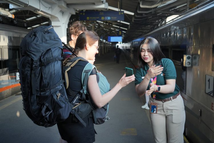 KAI Daop 2 Bandung mencatat 59.125 wisatawan mancanegara gunakan layanan kereta api sepanjang 2025. Bandung jadi destinasi favorit turis asing di Jawa Barat. (Uby/pasjabar)
