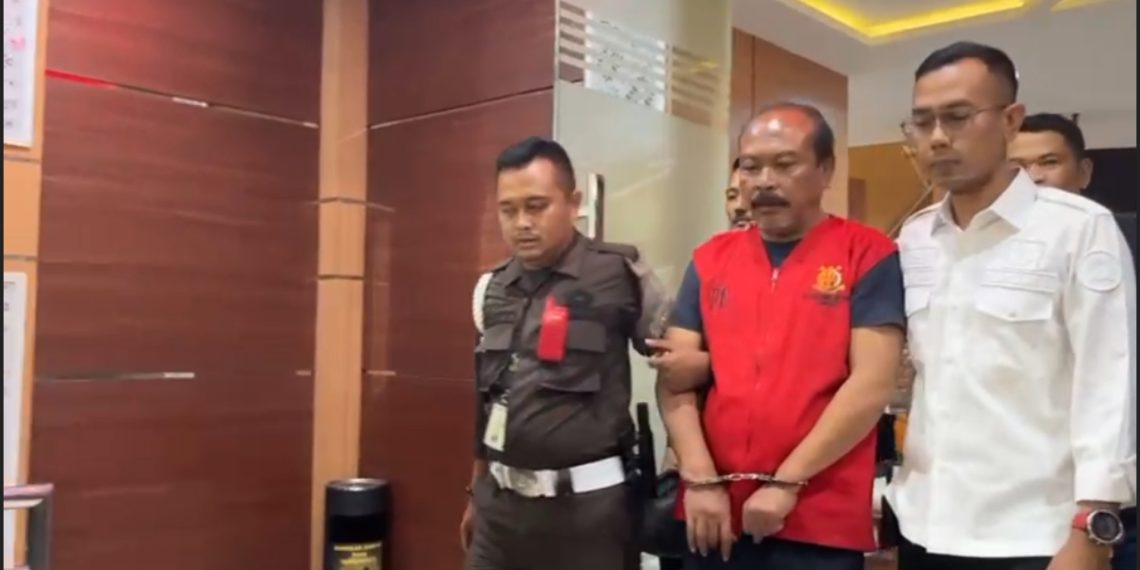 Satgas SIRI Kejagung dan Kejari Cimahi tangkap pria berinisial H pelaku penipuan CPNS Kejaksaan RI. Korban warga Cimahi rugi Rp200 juta setelah dijanjikan SK dan pelatihan dasar di Badiklat Kejaksaan. (Uby/pasjabar)