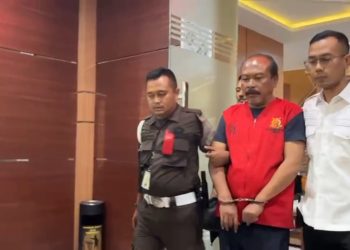 Satgas SIRI Kejagung dan Kejari Cimahi tangkap pria berinisial H pelaku penipuan CPNS Kejaksaan RI. Korban warga Cimahi rugi Rp200 juta setelah dijanjikan SK dan pelatihan dasar di Badiklat Kejaksaan. (Uby/pasjabar)