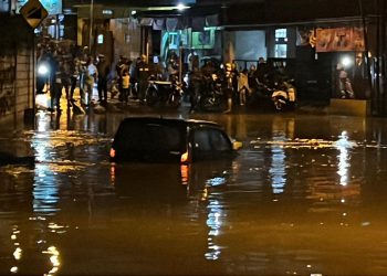 Hujan deras mengguyur Cimahi pada Jumat sore, 17 Oktober 2025, menyebabkan banjir parah di Cipageran dan Cimindi. Jalan lumpuh, mobil terjebak, dan warga dievakuasi ke tempat aman. (Uby/pasjabar)