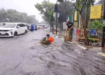 Hujan deras selama satu jam sebabkan banjir di Kota Bandung. Jalan Leuwipanjang, Tegalega, dan Buah Batu terendam hingga 80 sentimeter. Warga minta pemerintah bertindak cepat. (Uby/pasjabar)