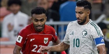 Pemain Timnas Indonesia Yakob Sayuri (kiri) saat hadapi Arab Saudi Sumber : Instagram @saudint