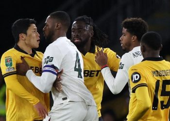 Hwang Hee-chan (kiri) dan Tosin Adarabioyo berduel dalam pertandingan sepak bola putaran keempat Piala Liga Inggris antara Wolverhampton Wanderers vs Chelsea di stadion Molineux di Wolverhampton, Inggris tengah pada 29 Oktober 2025. (Foto oleh Darren Staples / AFP)