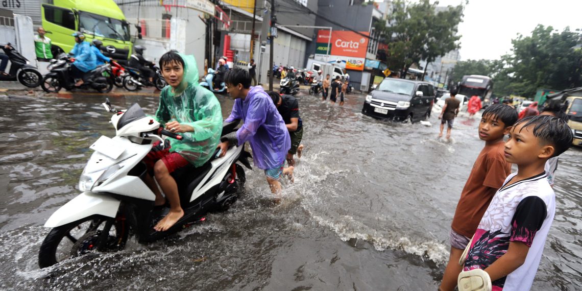 Banjir Genangi Jalan Kopo Bandung Akibat Meluapnya Sungai Citarip