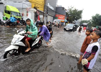 Banjir Genangi Jalan Kopo Bandung Akibat Meluapnya Sungai Citarip