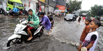 Banjir Genangi Jalan Kopo Bandung Akibat Meluapnya Sungai Citarip