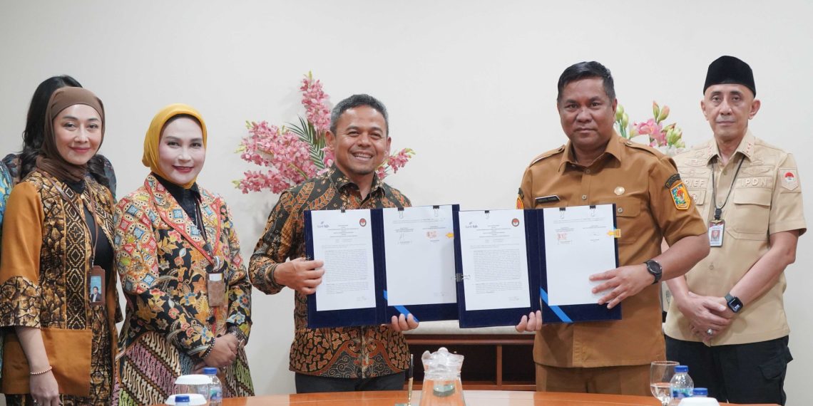 bank bjb resmi menandatangani MoU dengan IPDN untuk memperkuat sinergi sektor keuangan dan pendidikan. Kolaborasi ini mencakup pengelolaan dana, layanan digital, hingga fasilitas pembiayaan ASN. (Ist)
