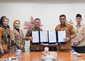 bank bjb resmi menandatangani MoU dengan IPDN untuk memperkuat sinergi sektor keuangan dan pendidikan. Kolaborasi ini mencakup pengelolaan dana, layanan digital, hingga fasilitas pembiayaan ASN. (Ist)