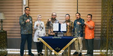 bank bjb menandatangani MoU dengan PT Pos Indonesia untuk memperkuat layanan keuangan dan logistik terintegrasi, wujud sinergi digital dan efisiensi bisnis. (Ist)