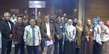 Pascasarjana Universitas Pasundan (Unpas) meluncurkan Program Percepatan Prestasi Seri 1 untuk meningkatkan kualitas pegawai dan pelayanan. Prof. Atang Hermawan, Prof. Yaya Mulyana, serta para tenaga pendidik menekankan pentingnya profesionalitas, etika, dan transformasi digital. (youngki/pasjabar)