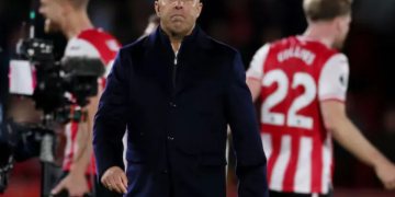 Arne Slot yang terlihat kesal karena Liverpool kalah empat kali beruntun di Premier League. (Action Images via Reuters/Paul Childs)