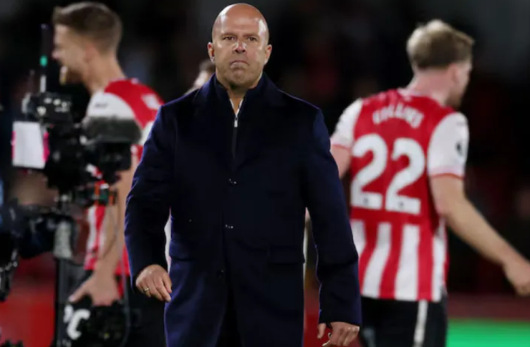 Arne Slot yang terlihat kesal karena Liverpool kalah empat kali beruntun di Premier League. (Action Images via Reuters/Paul Childs)
