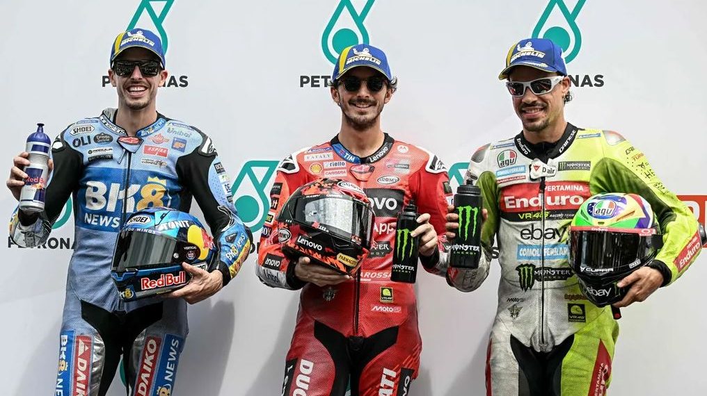 Francesco Bagnaia tampil gemilang di MotoGP Malaysia 2025 dengan merebut pole position setelah kesulitan di sesi latihan. Pebalap Ducati itu menemukan kembali sensasi berkendaranya dan siap tempur di balapan sprint Sepang. (AFP/LILLIAN SUWANRUMPHA)