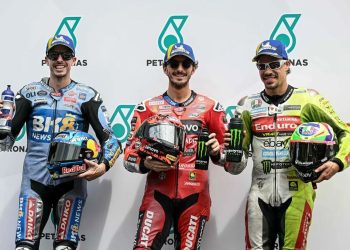 Francesco Bagnaia tampil gemilang di MotoGP Malaysia 2025 dengan merebut pole position setelah kesulitan di sesi latihan. Pebalap Ducati itu menemukan kembali sensasi berkendaranya dan siap tempur di balapan sprint Sepang. (AFP/LILLIAN SUWANRUMPHA)
