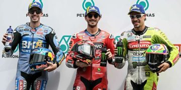 Francesco Bagnaia tampil gemilang di MotoGP Malaysia 2025 dengan merebut pole position setelah kesulitan di sesi latihan. Pebalap Ducati itu menemukan kembali sensasi berkendaranya dan siap tempur di balapan sprint Sepang. (AFP/LILLIAN SUWANRUMPHA)