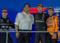Russell (kedua dari kanan) bersama Norris (kanan), Verstappen (kiri), dan CEO Petronas Tengku Muhammad Taufik. Foto: NurPhoto via Getty Images/NurPhoto