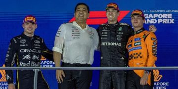 Russell (kedua dari kanan) bersama Norris (kanan), Verstappen (kiri), dan CEO Petronas Tengku Muhammad Taufik. Foto: NurPhoto via Getty Images/NurPhoto