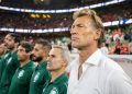 Pelatih Timnas Arab Saudi, Herve Renard (kanan). Foto: Getty Images/Yasser Bakhsh
