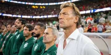 Pelatih Timnas Arab Saudi, Herve Renard (kanan). Foto: Getty Images/Yasser Bakhsh