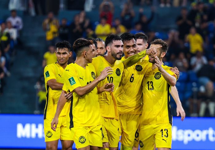 Para pemain Timnas Malaysia selebrasi seusai menghancurkan Vietnam dalam Kualifikasi Piala Asia 2027 di Stadion Bukit Jalil, Kuala Lumpur, 10 Juni 2025. (INSTAGRAM.COM/FAMALAYSIA)