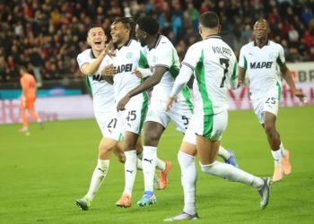 Jay Idzes dan kawan-kawan merayakan gol Sassuolo ke gawang Cagliari. (arsip Sassuolo)