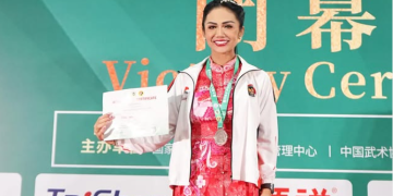 Krisdayanti berhasil meraih medali perak di World Kungfu Championships 2025 di China. Tampil di nomor senjata shanzi, KD harumkan nama Indonesia. (instagram/@krisdayantilemos)
