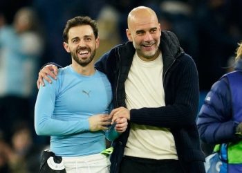 Kegembiraan Bernardo Silva dan Pep Guardiola usai kemenangan Manchester City atas Club Brugge di Liga Champions, Kamis (30/1/2025). (c) AP Photo/Dave Thompson