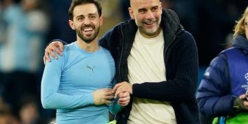 Kegembiraan Bernardo Silva dan Pep Guardiola usai kemenangan Manchester City atas Club Brugge di Liga Champions, Kamis (30/1/2025). (c) AP Photo/Dave Thompson
