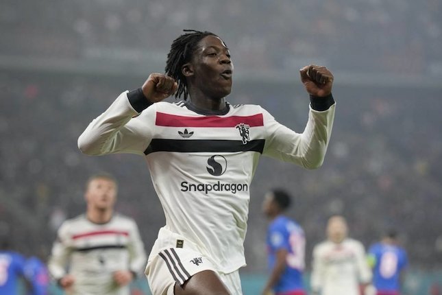 Kobbie Mainoo merayakan gol dalam laga FCSB vs Manchester United di Liga Europa, Jumat (31/1/2025) dini hari WIB. (c) AP Photo/Andreea Alexandru